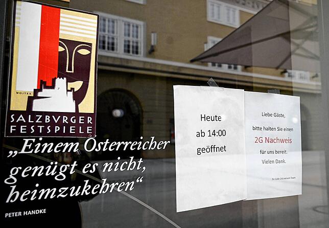 Ein Schild mit der Aufforderung einen 2G-Nachweis bereitzuhalten hängt am Eingang eines Cafes in der Altstadt. In Österreich soll im ...