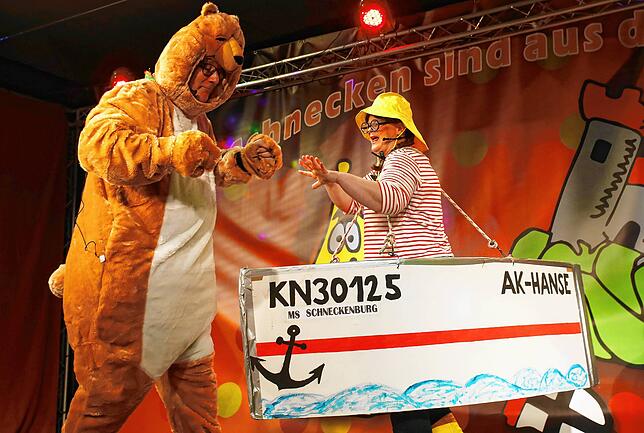 Warum man solche Kostüme definitiv nicht tragen sollten, besingen Andrea Trempa Knittel und Holger Walter.