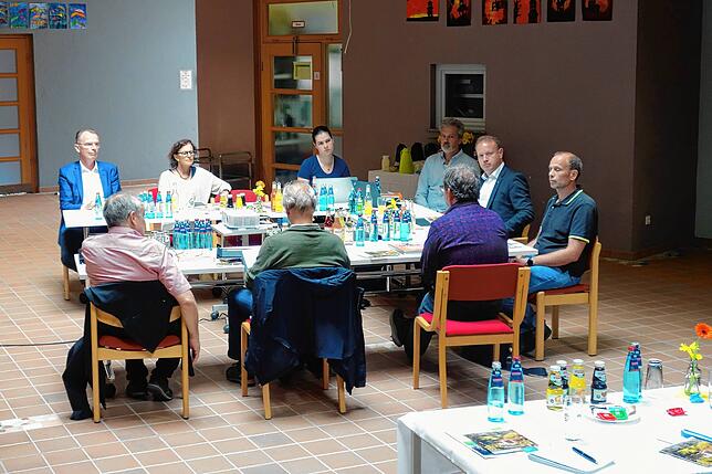 In kleiner, aber auch dank der Umgebung sehr kommunikativer Runde trafen sich die Gemeinderäte im Ausschuss und informierten sich auch ...