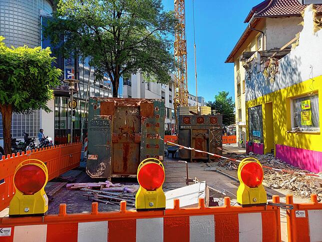 Die Hauptstraße an der Einmündung Biberacherhofstraße ist im Bereich der beiden maroden Häuser komplett gesperrt. Vom einen zum anderen ...