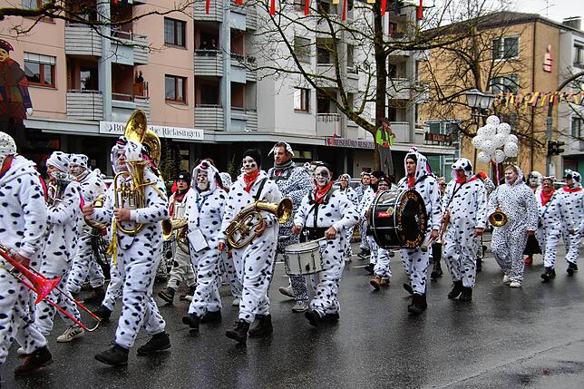 Bild 5: Fasnacht in Rielasingen: Schmotziger Fasnachtstag in bunten Bildern erleben