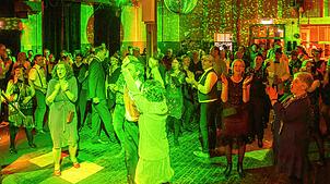 Die Gäste bei der 20er-Jahre-Tanznacht haben sich mehrheitlich stilecht gekleidet und freuen sich über die Zeitreise. Fotos: Benjamin Wenger