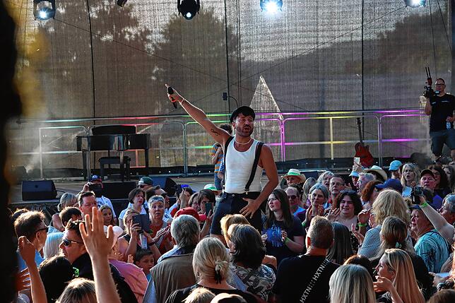 Bild 13: Anita Hofmann und andere Schlagerstars: Party beim Sound Beach Festival 2025 in Überlingen
