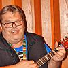 Norbert Staller singt gerne selbsterdachte Lieder über Alltägliches.
