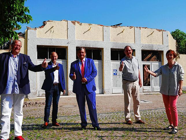 Daumen hoch für den Neubau der Scheffelhalle (von links): Peter Adrian Gäng, Vorsitzender des Scheffelhallen-Fördervereins, ...