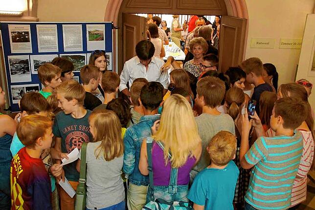Viel Aufregung als Jogi Löw zum Empfang der Ehemaligen kommt. Kinder versammeln sich vor dem Ratssaal und Löw schreibt geduldig Autogramme.
