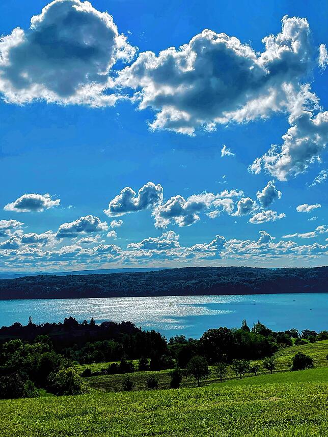 Schöne Wolkenformationen mit Blick auf den See. Aufgenommen von Tanja Brost.