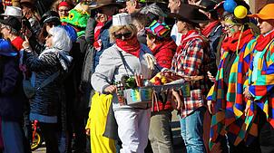 Bild : So bunt geht es beim Rosenmontagsumzug in Orsingen zu: Die schönsten Bilder