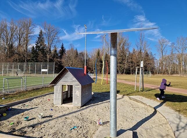 Der Sonnenschutz bringt nicht in gewünschtem Umfang Schatten, weshalb sich viele Eltern für den Spielplatz in Allmendshofen ein großes ...