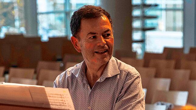 Franz Raml spielt am Sonntag zwei Konzerte für den Kreutzer-Chor. Der Besuch ist mit einem aktuellen Test möglich sowie für genesene und ...