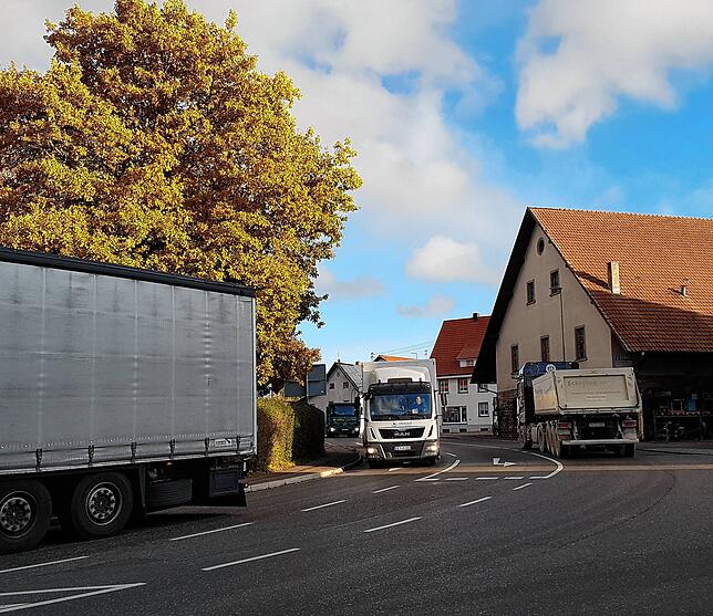 Durch Zollhaus führt der Lastwagenverkehr in Richtung Schweiz. Die Bürger sind durch Lärm und Luftverschmutzung genervt.