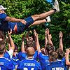 Hoch soll er leben: Der FC Weizen feierte nach dem 2:0 beim FC Huttingen auch mit Trainer Michael Gallmann den Verbleib in der Kreisliga ...