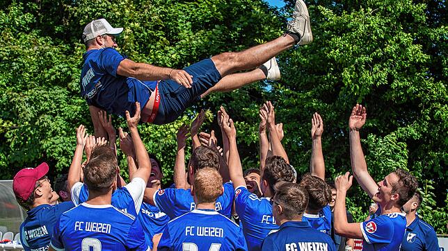 Hoch soll er leben: Der FC Weizen feierte nach dem 2:0 beim FC Huttingen auch mit Trainer Michael Gallmann den Verbleib in der Kreisliga ...
