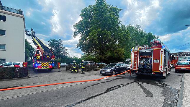 Die Feuerwehr rückte mit einem Großaufgebot in die Bücklestraße aus. Auch die Drehleiter wurde ausgefahren.