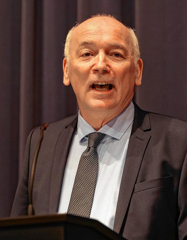 Jürgen Maas bei der zweiten Kandidatenvorstellung zur Bürgermeisterwahl Gaienhofen in der Höri-Halle.