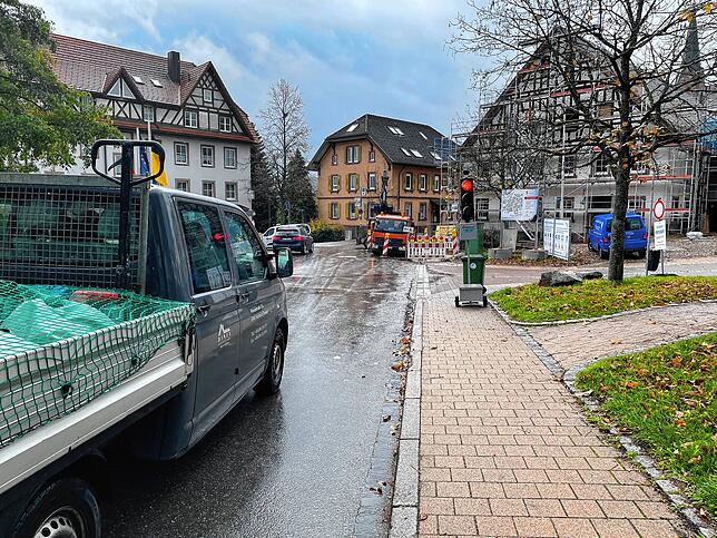 Auf der Hauptstraße regeln Ampeln den Verkehr.