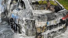 Da ist nichts mehr zu machen: Bei einem Feuer am Mittwochabend wurde ein Auto zwischen Singen und Steißlingen komplett zerstört.