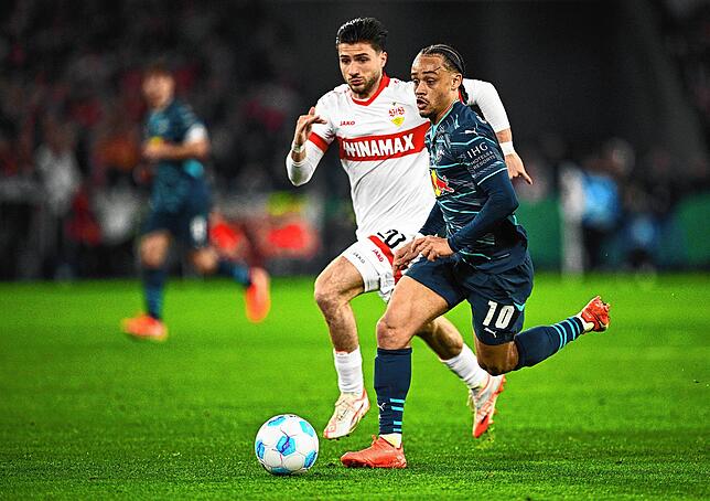 Stuttgarts Leonidas Stergiou (l) kämpft um den Ball gegen Leipzigs Xavi Simons im DFB-Halbfinale.