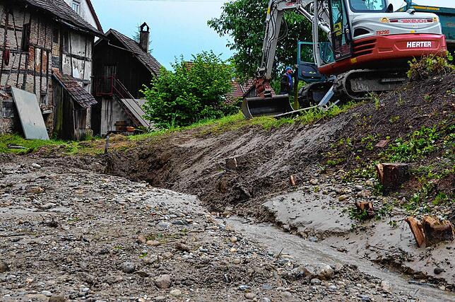 Nach dem Erdrutsch im westlichen Markdorfer Ortsteil Wangen mussten Schlammmassen entfernt und ein Bachbett wieder ausgebaggert werden.