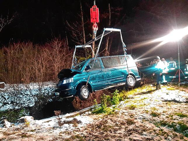 Bild 6: Bilder von der Bergung eines Autos aus der Stockacher Aach