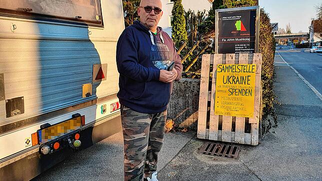 Jaroslaw Jasinski sammelt in einer privaten Aktion Spenden und bringt sie persönlich in eine Verteilstation ins 900 Kilometer entfernte ...
