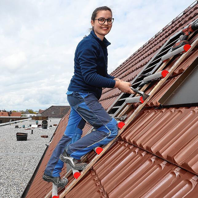 Die Konstanzer Klempnerin Julia Pfingst ist eine von vielen Handwerkern aus der Region. Hier arbeitet sie auf dem Dach des Pflegeheims ...