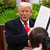 US-Präsident Donald Trump hält eine unterzeichnete Anordnung während einer Veranstaltung zur Ankündigung neuer Zölle im Rosengarten des ...