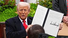 US-Präsident Donald Trump hält eine unterzeichnete Anordnung während einer Veranstaltung zur Ankündigung neuer Zölle im Rosengarten des ...
