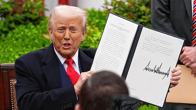 US-Präsident Donald Trump hält eine unterzeichnete Anordnung während einer Veranstaltung zur Ankündigung neuer Zölle im Rosengarten des ...