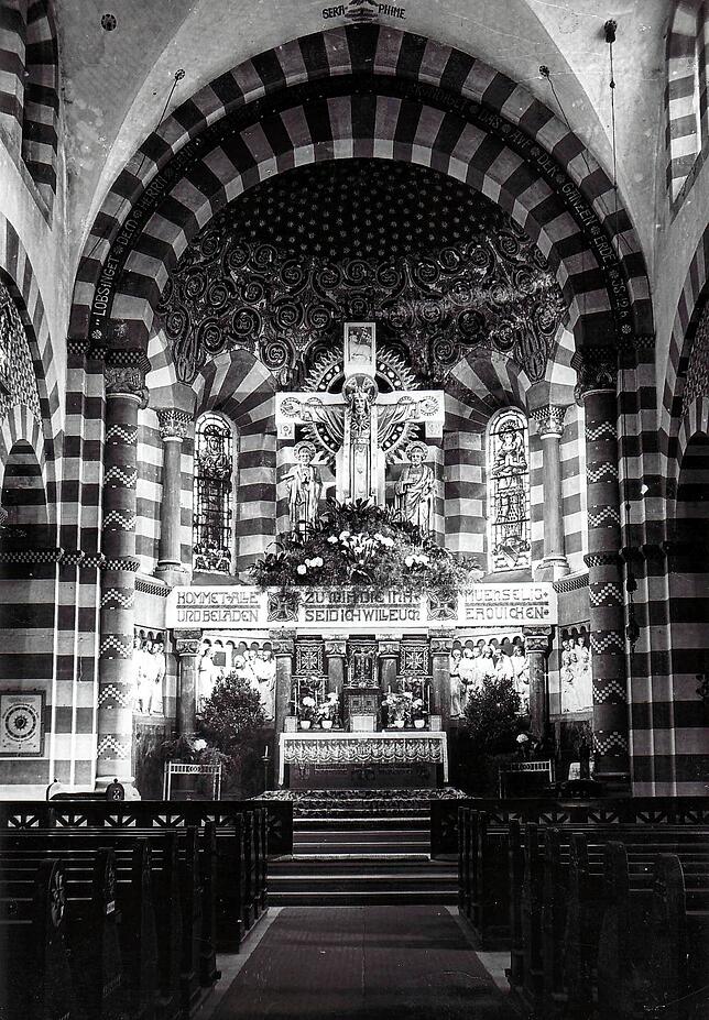 Schwer war die Herz-Jesu-Kirche damals ausgestaltet. Hier ein Blick in den Altarraum anno 1945.