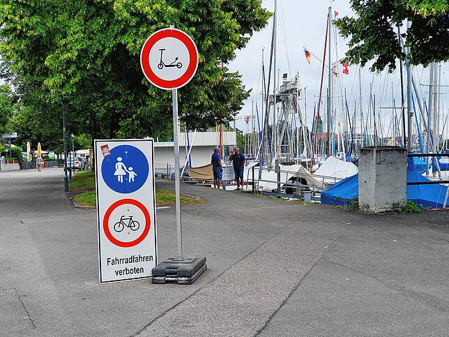 Die Fahrt durch die Uferstraße ist nun auch für E-Scooter verboten. Darauf weist ein aufgestelltes Schild hin.