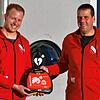 Der FC Bergalingen hat aus dem Erlös des Heimspiel-Wochenendes einen Defibrillator angeschafft. Vorsitzender Martin Schmid (rechts) und ...