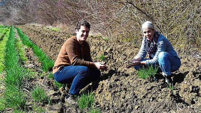 Nils Behr (links) und Henriette Steyer stehen für die künftigen Pächter als Ansprechpartner zum Thema Nachbarschaftsgarten zur Verfügung.