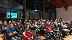 Die Halle im Haus des Gastes ist bei der öffentlichen Sitzung des Ortschaftsrates gut gefüllt. Bilder: Simon Bäurer
