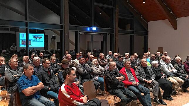 Die Halle im Haus des Gastes ist bei der öffentlichen Sitzung des Ortschaftsrates gut gefüllt. Bilder: Simon Bäurer