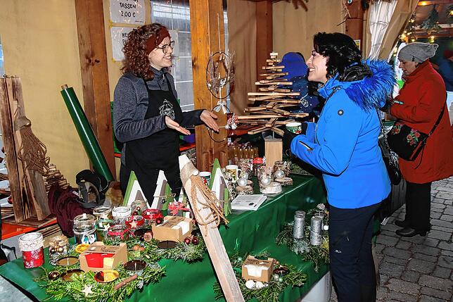 Bild 16: Gesang und Glühweinduft vor der Kirnachmühle: Der Unterkirnacher Weihnachtsmarkt lädt zum Verweilen