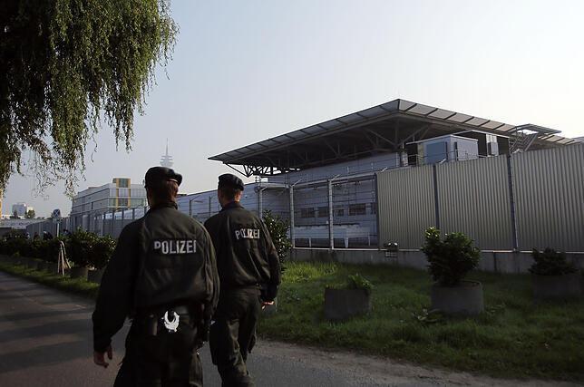 Beamten laufen Patrouille um das Hochsicherheitsgebäude des Düsseldorfer Oberlandesgerichts. Hier wird der Fall Sarah O. verhandelt.