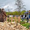 Am ersten Saisontag der Klosterbaustelle Campus Galli am Donnerstag kamen bereits etliche Besucher. Andreas Herzog (links) beschreibt ...