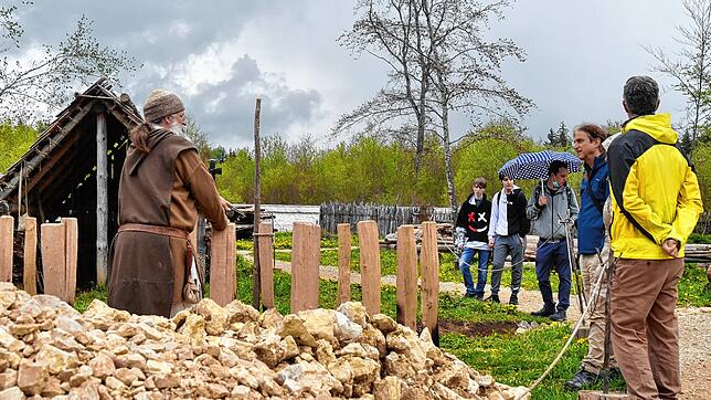 Am ersten Saisontag der Klosterbaustelle Campus Galli am Donnerstag kamen bereits etliche Besucher. Andreas Herzog (links) beschreibt ...