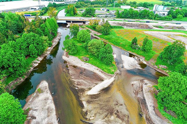 Blick vom Mündungsbereich über die B 27 hinweg entlang der jungen Donau.