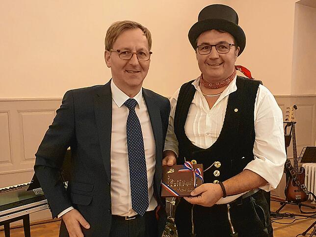 Zimmereimeister Christian Denz (rechts) hat dafür gesorgt, dass das Kornhaus wieder gerade steht. Dafür dankte ihm OB Philipp Frank.