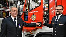 Der scheidende Kommandant Hartmut Schucker öffnet symbolisch die Tür für seinen Nachfolger Jan Junker (von links). Bilder: Lorna Komm