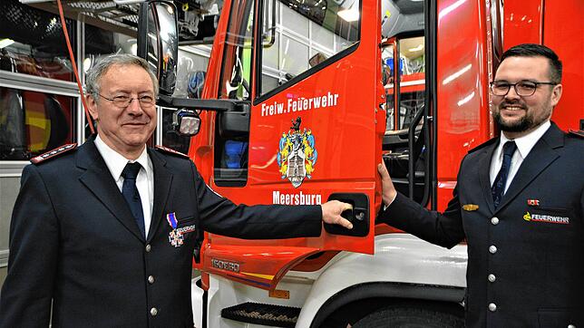 Der scheidende Kommandant Hartmut Schucker öffnet symbolisch die Tür für seinen Nachfolger Jan Junker (von links). Bilder: Lorna Komm