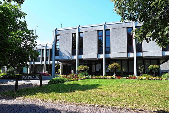 Das 1985 erbaute Rathaus als verbindendes Element zwischen den beiden Ortsteilen Ober- und Unterlauchringen.