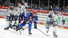 Phil Hungerecker (blaues Trikot) hat bei den Wild Wings einen langfristigen Vertrag unterschrieben. Auch Zach Senyshyn und Boaz Bassen ...