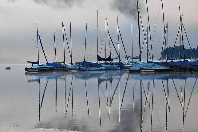 Herbst: Boote spiegeln sich morgens im Schluchsee (Archivbild).