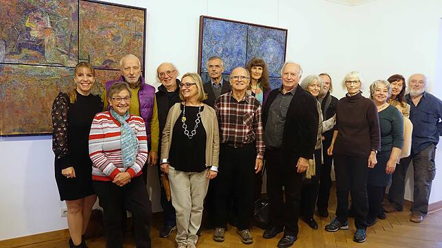 Gruppenbild mit den beteiligten Künstlern in der Jahresausstellung "Begegnungen" der Künstlergruppe Polygon in Bad Säckingen.