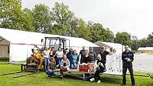 Die Helfer des Reit- und Fahrvereins Schwenningen präparieren das Dressurstadion für das anstehende Turnier am kommenden Wochenende.