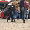 Schüler strömen nach Unterrichtsende zum Bus &ndash; wie hier im Oktober 2020 in Bad Säckingen an der Haltestelle beim Gloria-Theater. ...
