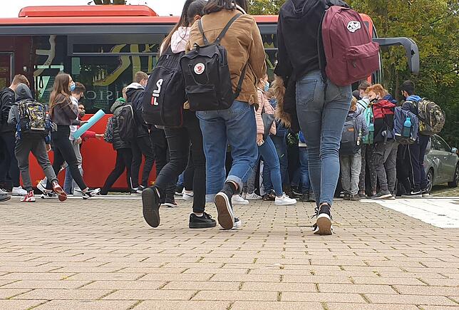Schüler strömen nach Unterrichtsende zum Bus – wie hier im Oktober 2020 in Bad Säckingen an der Haltestelle beim Gloria-Theater. ...